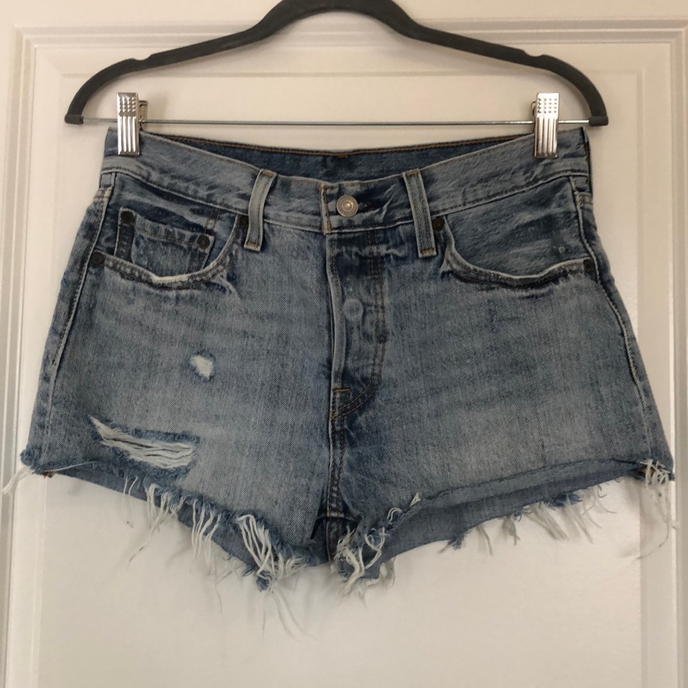 Levi’s Light Wash 501 Shorts in Size 27